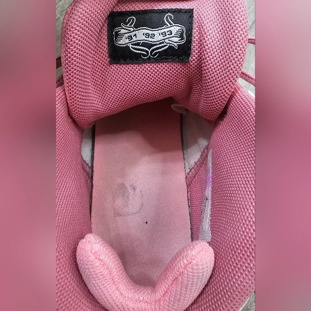 Air Jordan 6 Rings GS sneaker in the 'Coral Chalk' colorway-Size 6Y